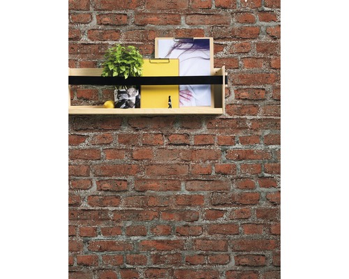 Wandrek met decoratie tegen een bakstenen muur