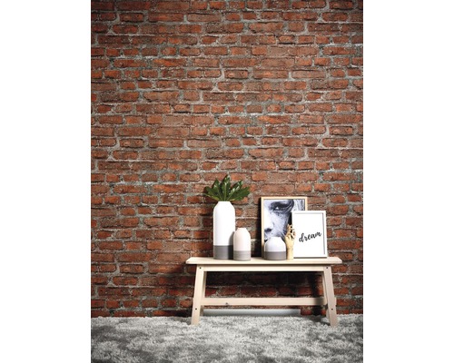 Decoratieve scène met een rode bakstenen muur, een bank en woonaccessoires