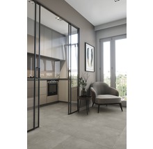 Lichte keuken met glazen deur, fauteuil en tegelvloer