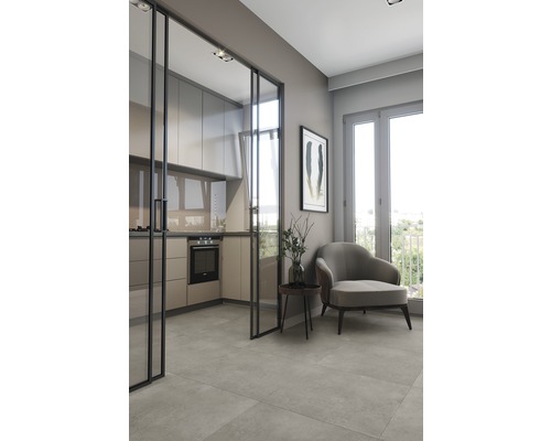 Lichte keuken met glazen deur, fauteuil en tegelvloer