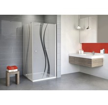 Badkamer met inloopdouche, wastafel en handdoeken