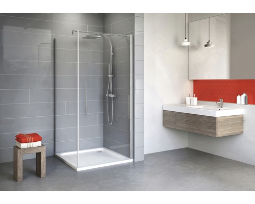 Moderne badkamer met douchecabine, wastafel en opbergruimte