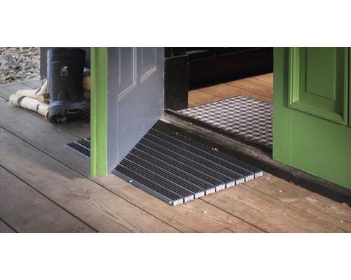 Entree met deurmat, deur en houten vloer