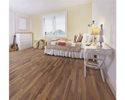 Lichte slaapkamer met houten vloer, bed en commode