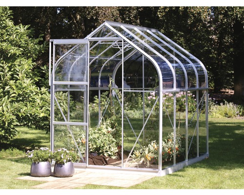 Kas met planten in de tuin.