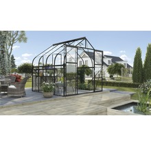 Glazen kas met planten in de tuin