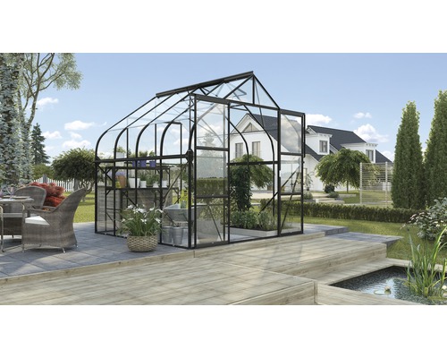 Glazen kas met planten in de tuin