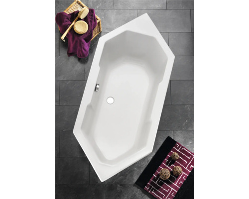 Afbeelding van een ingebouwd, wit hoekbad in de badkamer.