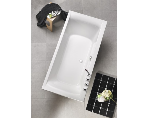 Bovenaanzicht van een ligbad in de badkamer met kraan en badmat