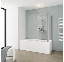 Badkamer met bad, glazen douchewand, handdoekradiator en kruk