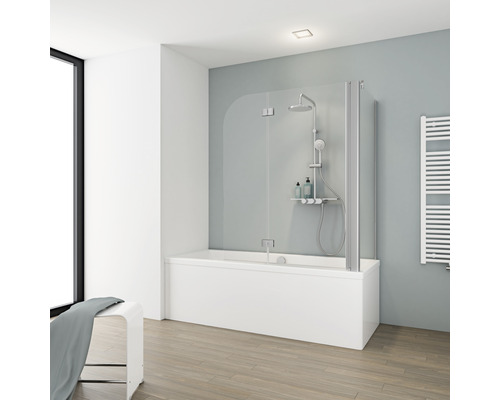 Badkamer met bad, glazen douchewand, handdoekradiator en kruk