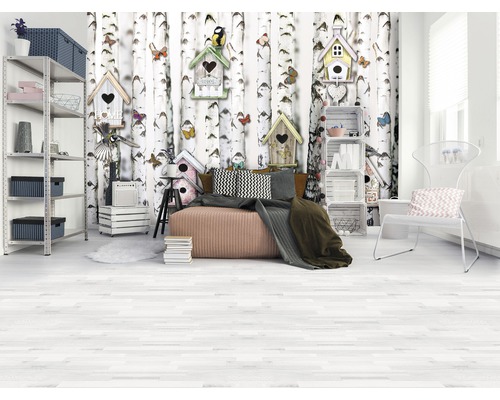 Lichte ruimte met bed, rek en fotobehang met berkenmotief