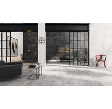 Woonkamer met zitmeubels, eettafel en wandtegels in industrieel design