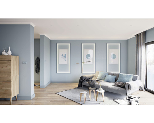 Woonkamer met bank, tapijt, verlichting en wanddecoratie in een licht ontwerp