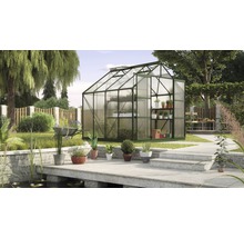 Tuinkas in de tuin met planten en tuinaccessoires.