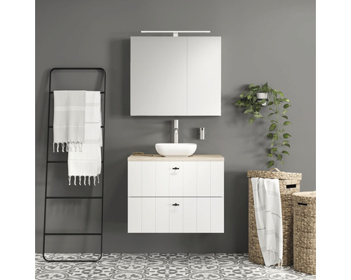 Badkamer met wastafel, spiegel, handdoekrek en wasmanden