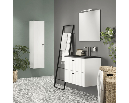Badkamer met wastafelonderkast, spiegel, handdoekladder en hoge kast