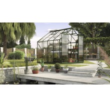 Tuinkas in tuin met planten en tuingereedschap