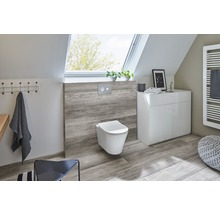 Moderne badkamer met wandcloset, wastafelonderkast en dakraam.