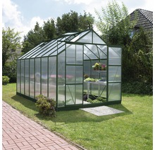 Tuinkas met planten in de tuin