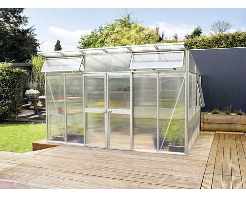 VITAVIA Tuinkas Aphrodite 11500 polycarbonaat 10 mm alu, 396x275x242 cm Kas met planken op een houten terras in een tuin.