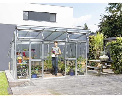 VITAVIA Tuinkas Aphrodite 11500 veiligheidsglas 3 mm alu, 396x275x242 cm Kas met planten en een vrouw in de tuin