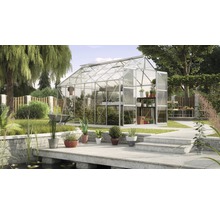 Tuinkas in de tuin met planten, meubels en een tuinvijver