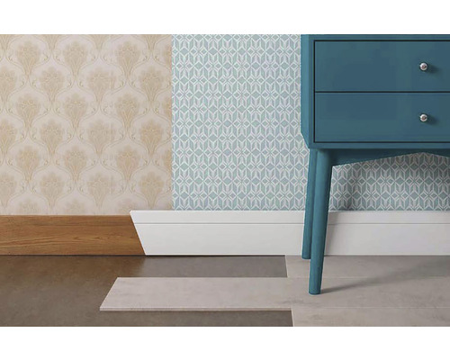 Kamerweergave met bloemenbehang, geometrisch behang, plint en nachtkastje