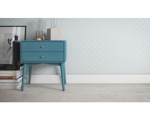 Decoratieve kamer met blauw nachtkastje, boeken en patroonbehang