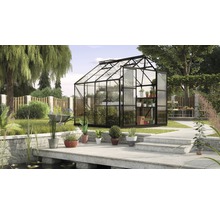 Tuinkas in de tuin met planten en tuingereedschap