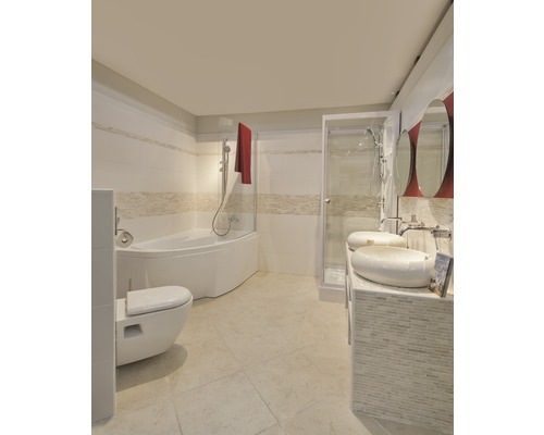 Badkamer met bad, douche, toilet en wastafel