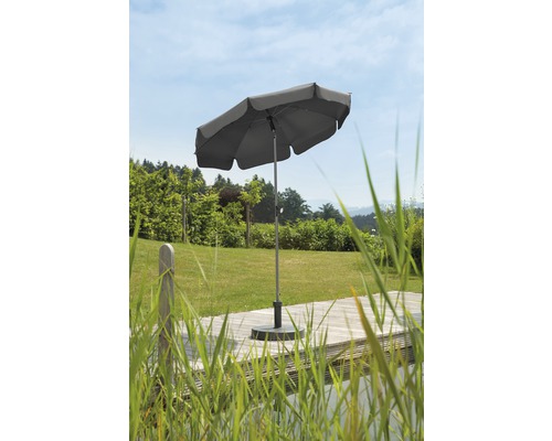 Grijze parasol op een houten terras in de tuin