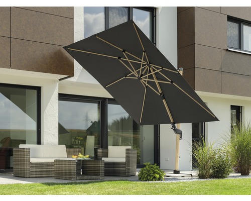 Vierkante zweefparasol op een terras met tuinmeubilair