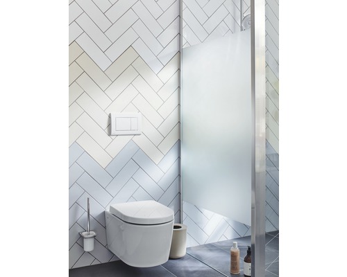 Moderne badkamer met wandcloset, bedieningspaneel en douche met glazen schuifdeur