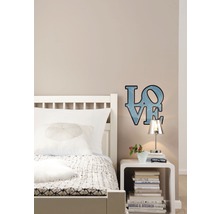 Slaapkamer scène met bed, nachtkastje en decoratieve liefdeslamp aan de muur.
