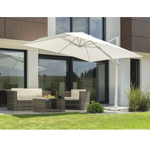 Terras met zweefparasol en tuinmeubelen