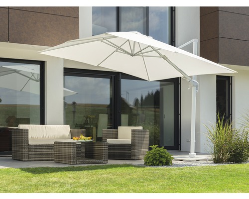 Terras met zweefparasol en tuinmeubelen