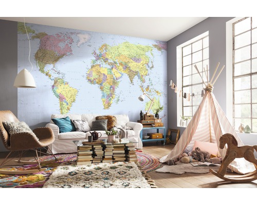 Woonkamer met wereldkaartbehang, bank, fauteuil, tapijt en speeltent