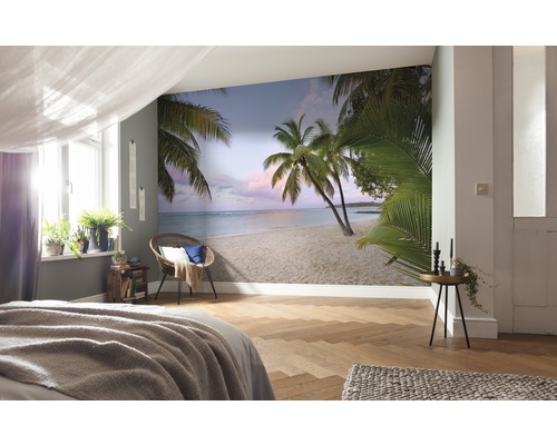 Woonkamer met fotobehang met een tropisch strand met palmbomen