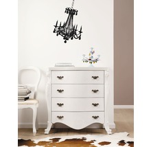 Scene met ladekast, stoel en decoratie in een lichte ruimte