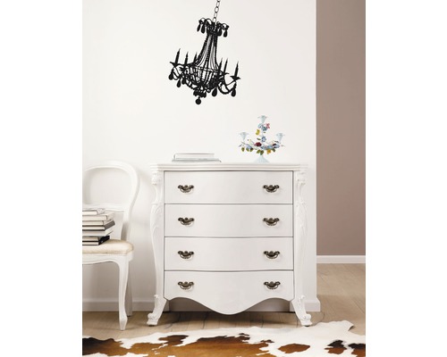 Scene met ladekast, stoel en decoratie in een lichte ruimte