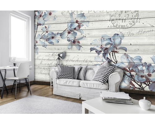 Woonkamer met fotobehang in houten design met bloemen en ansichtkaartmotieven