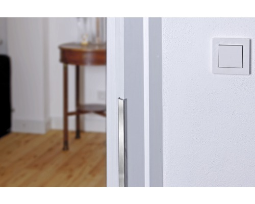 Detailopname van een hoek met randbeschermingsprofiel en lichtschakelaar