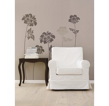 Woonkamer met bloemen muursticker, bijzettafel en fauteuil