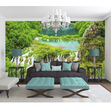 Woonkamer met fotobehang van een waterval, bank en hockers