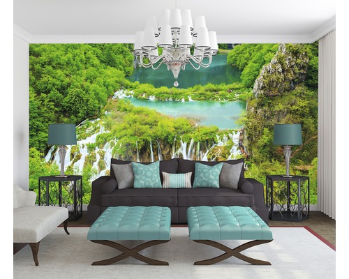 Woonkamer met fotobehang van een waterval, bank en hockers