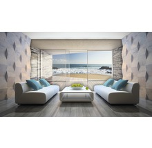 Lichte woonkamer met banken, salontafel en uitzicht op zee door panoramavenster.