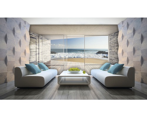 Lichte woonkamer met banken, salontafel en uitzicht op zee door panoramavenster.