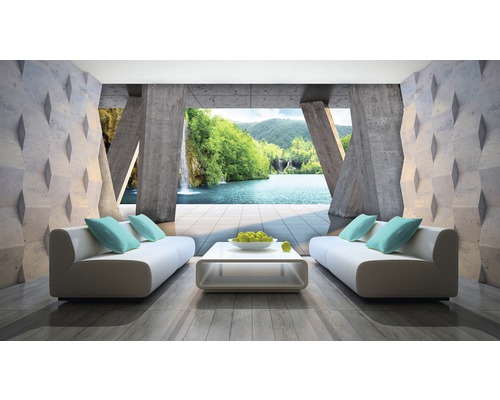 Lichte woonkamer met banken, tafel en uitzicht op een meer met waterval