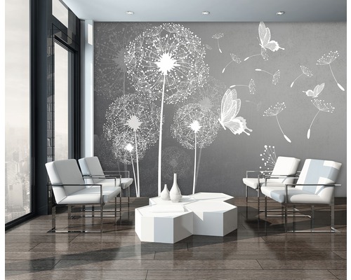 Woonkamer met grijs behang met paardenbloem- en vlindermotieven, witte fauteuils en een witte salontafel.